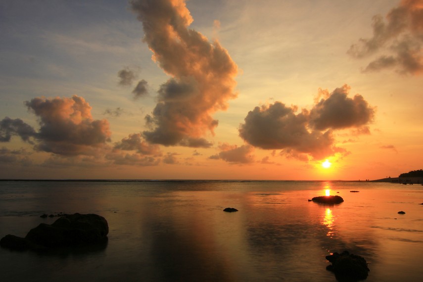 Pengunjung dapat mengagumi langit senja di Pantai Cibuaya yang terlihat indah dengan paduan warna kuning kemerahan