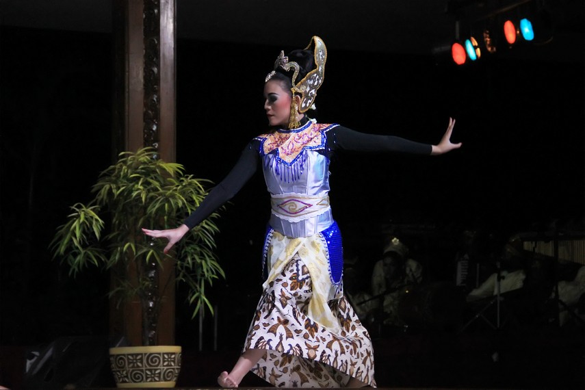 Busana yang dikenakan oleh penari sandekala merupakan busana tradisional Jawa Barat yang sudah mengalami berbagai modifikasi
