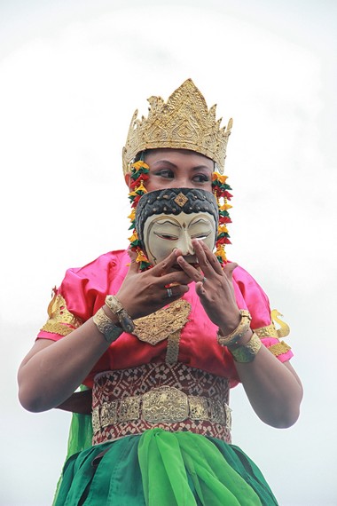 Dahulu, para penari topeng kemindu berasal dari strata sosial tertentu yaitu remaja putri dari keluarga Kesultanan Kutai