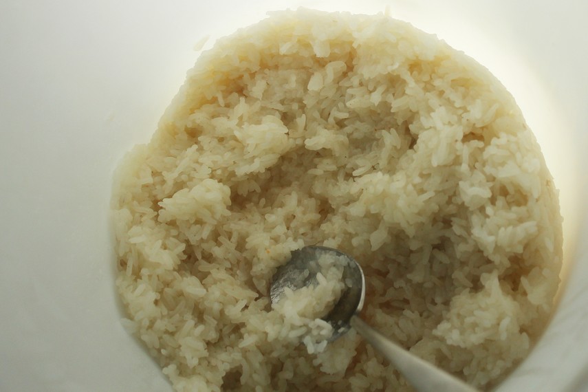 Setiap harinya, seorang pedagang bubur kampiun harus memasak 6 jenis komponen secara bersamaan, diantaranya nasi ketan putih ini