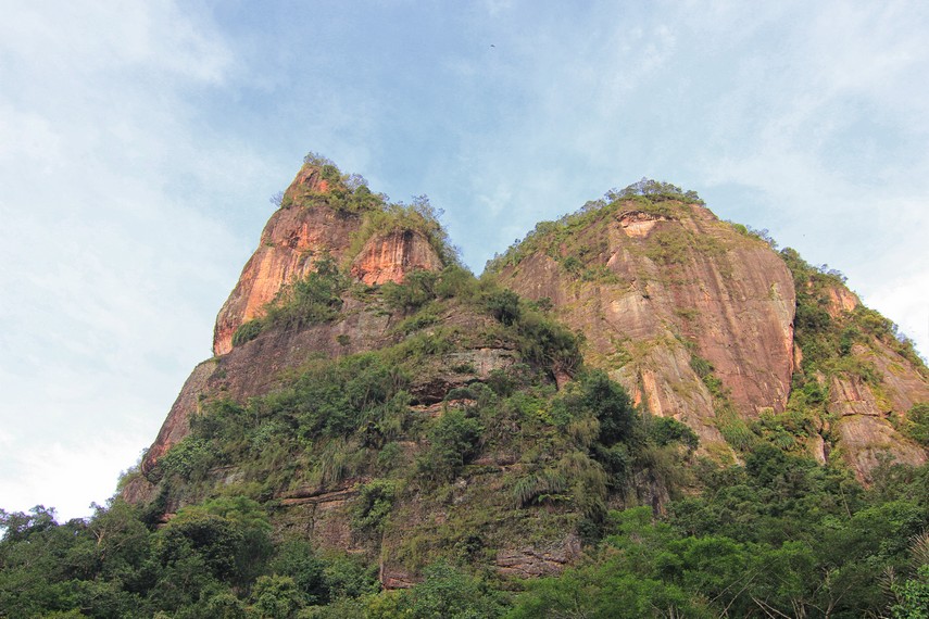 Panorama bukit dengan tebing batu yang curam dari arah lembah yang bisa kita saksikan di sekitar area Lembah Harau