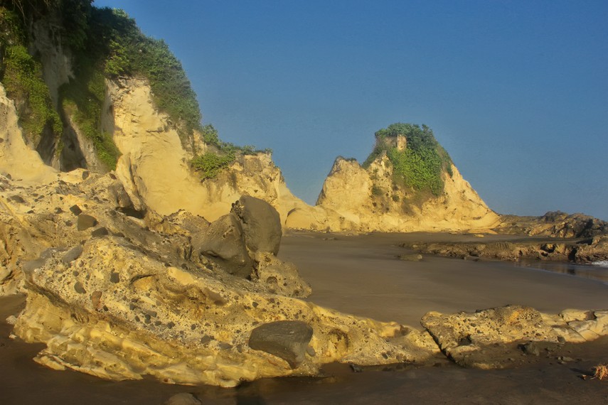 Selain garis pantai yang panjang, Pantai Karang Nini juga menawarkan panorama bukit karang di sekitarnya