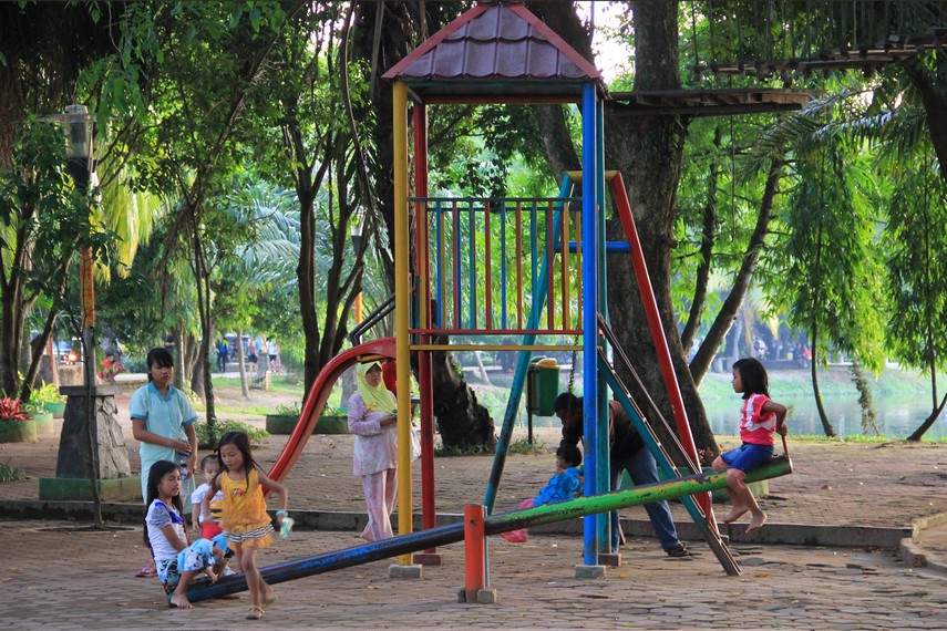 Taman ini kerap dijadikan arena bermain untuk keluarga beserta anak-anaknya