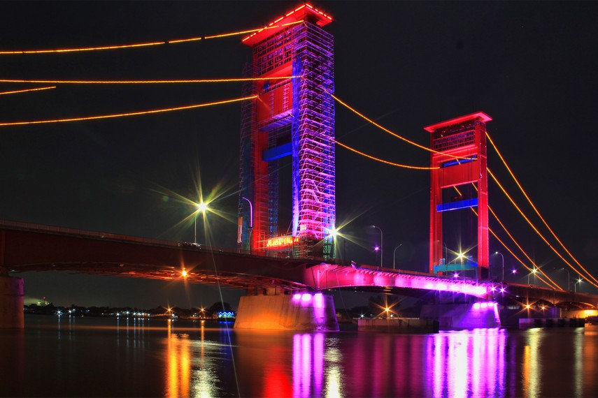 Eksotika Jembatan Ampera di malam hari yang dihiasi lampu-lampu aneka warna