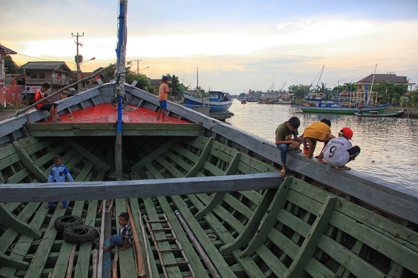 Di sekitar Pelabuhan Karangantu terdapat kampung nelayan yang sehari-hari melakukan aktivitas di sekitar pelabuhan