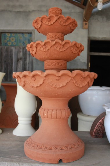 Hasil keramik Desa Pulutan biasa dijual ke pasar-pasar sekitar Sulawesi Selatan dan Gorontalo melalui para pengepul