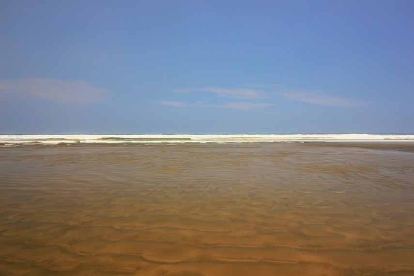 Berada di Pantai Bagedur sejauh mata memandang yang terlihat hanyalah lautan lepas