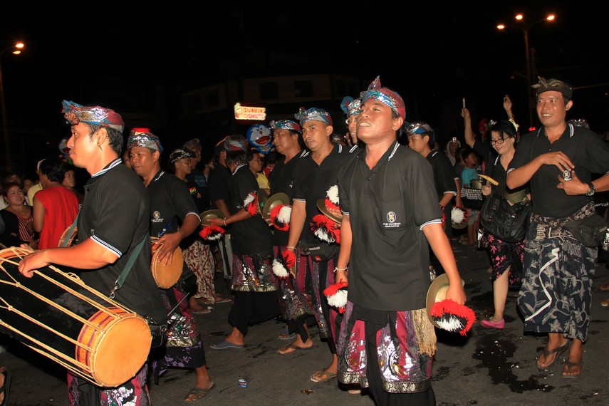 Dalam pawai, <i>ogoh-ogoh</i> diiringi oleh berbagai instrumen musik tradisional yang ikut memeriahkan arak-arakan