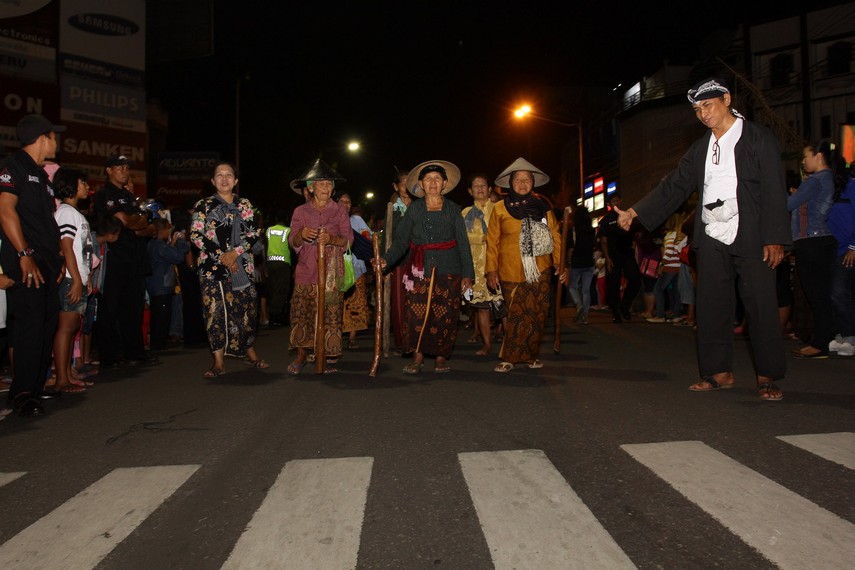 Ibu-ibu dari kelompok sadar wisata Kejawen ikut meramaikan jalannya Solo Karnaval