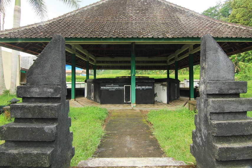 Keputren (pemandian para putri keraton) yang merupakan peninggalan dari Raden Mas Surono (Mangkunegoro VI)