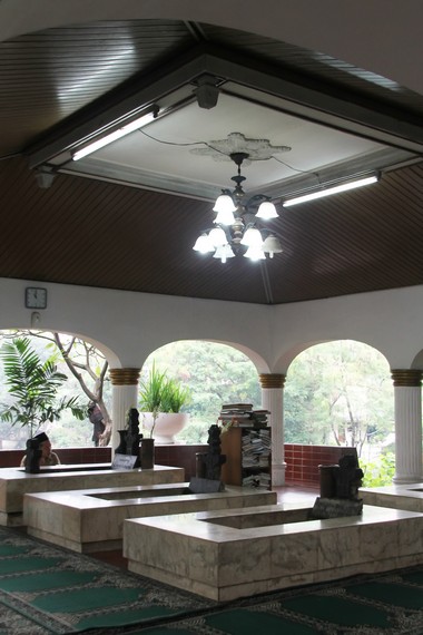 Makam Pangeran Jayakarta bersebelahan dengan makam Pangeran Lahut, Pangeran Sageri, Pangeran Soeria, dan Ratu Rapiah
