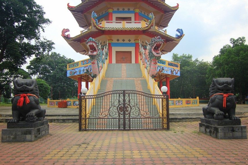 Pada sisi-sisi lantai dasar bangunan pagoda terdapat cerita yang menggambarkan legenda Pulau Kemaro