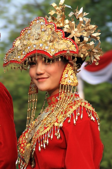 Pakaian adat pengantin perempuan Bangka Belitung disebut dengan paksian, dilengkapi baju kurung berwarna cerah