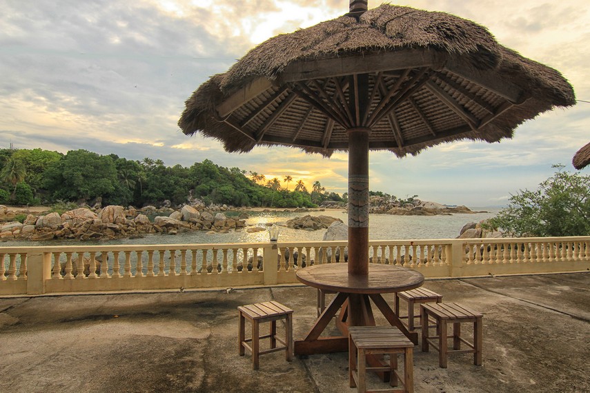 Pantai Parai Tenggiri dilengkapi dengan sarana untuk pengunjung duduk-duduk bersantai di pinggir pantai