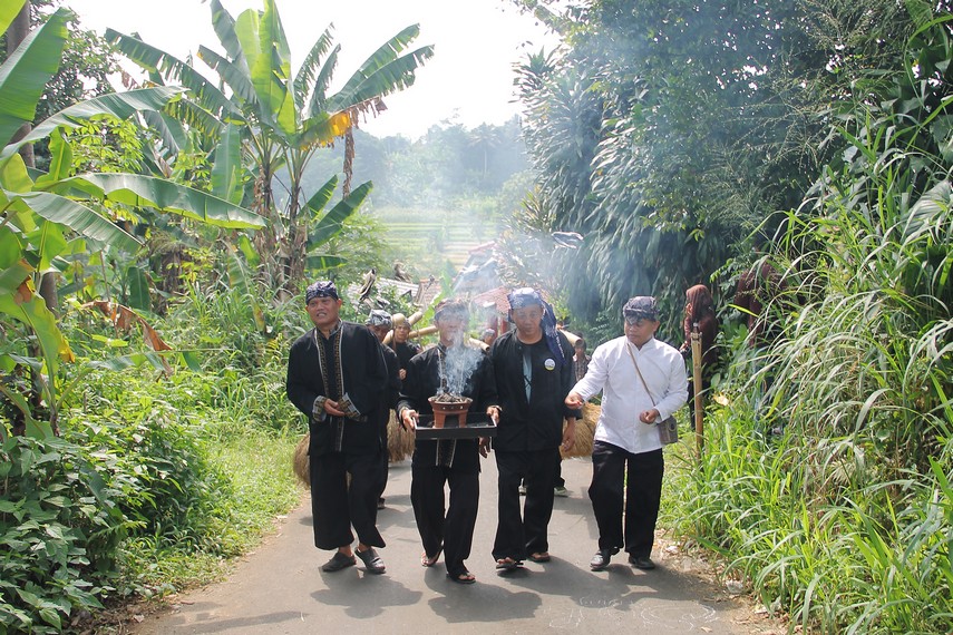 Para kokolot memimpin jalannya arak-arakan dalam tradisi helaran dongdang di Kampung Budaya Sindang Barang