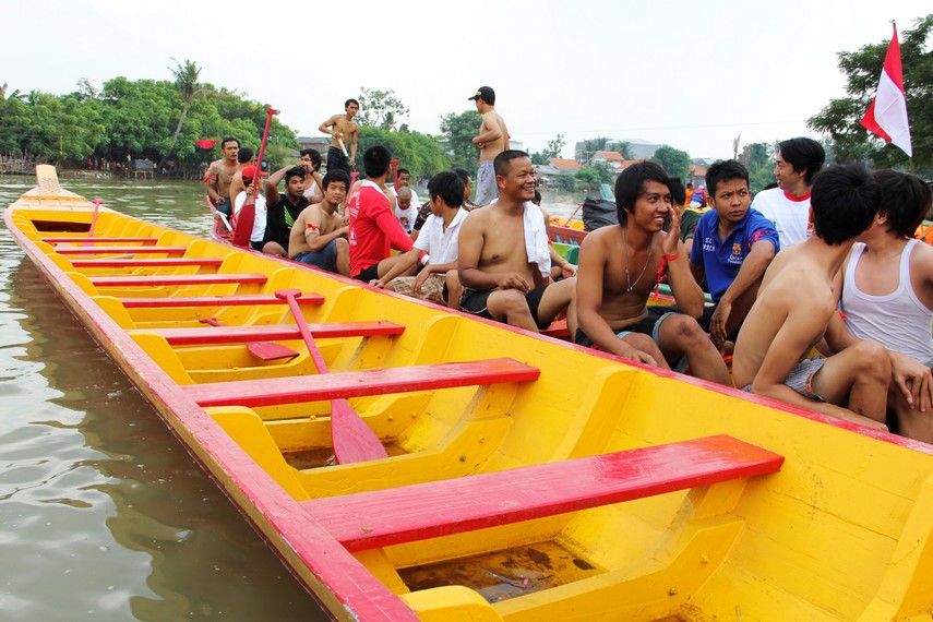 Para pemuda yang menjadi peserta lomba tangkap bebek dalam acara perayaan pehcun