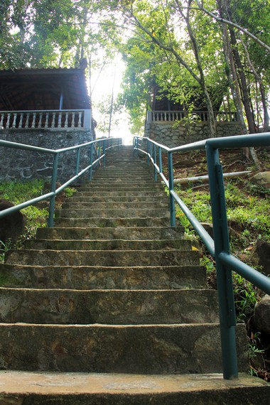 Pengunjung harus menuruni anak tangga sebanyak 87 buah sebelum sampai ke Pantai Bukit Perahu