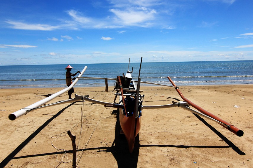 Perahu kater yang biasa digunakan nelayan di sekitar Pantai Burung Mandi untuk mencari ikan di laut