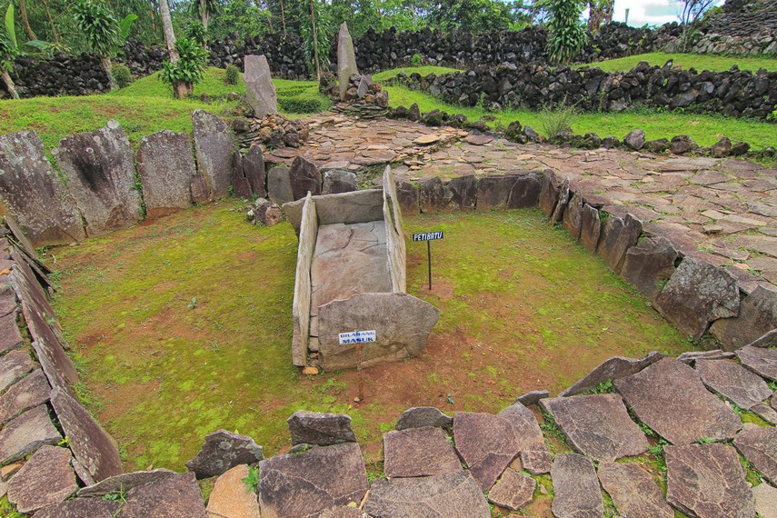 Peti kubur batu merupakan situs pertama yang ditemukan di Taman Museum Purbakala Cipari
