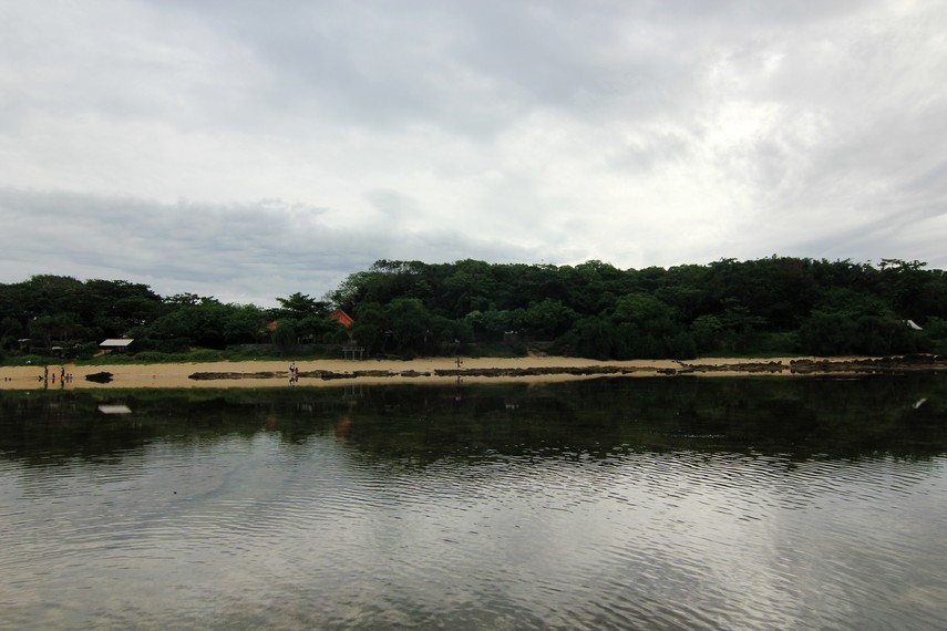 Pulau Santolo dapat ditempuh dalam sekitar 4 jam perjalanan dari Kota Garut