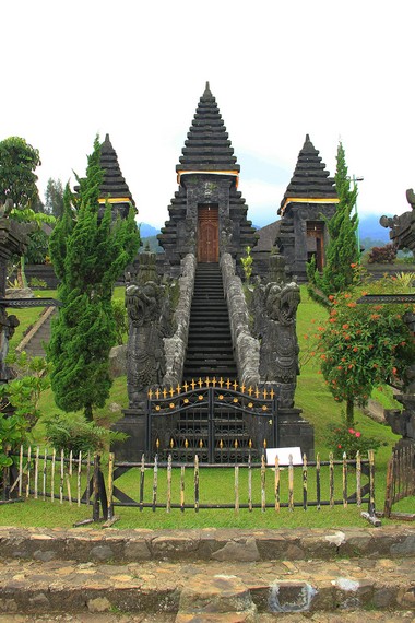 Pura Parahyangan Agung Jagatkartta diresmikan berdiri sejak 19 September 2005