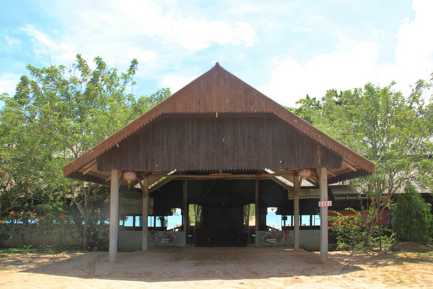 Restoran Mabai yang berdiri di pinggir pantai menjadi inspirasi nama Pantai Mabai