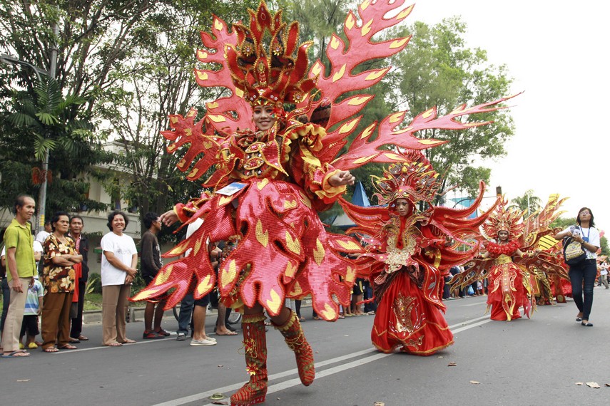 Salah seorang peserta Solo Batik Carnival mengenakan busana batik yang mengusung tema api