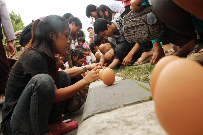 Selain mendirikan telur, perayaan pehcun diramaikan tradisi lainnya seperti perahu naga, lempar bebek, dan sembahyang Twan Yang