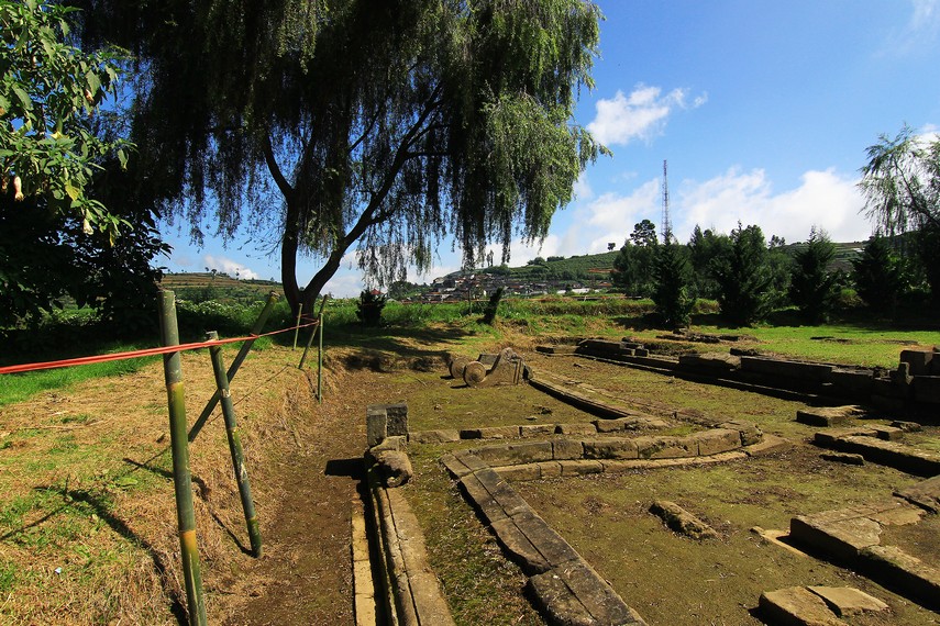 Sendang Sedayu, Sendang Maerokoco, dan Dharmasala diperkirakan dibuat bersamaan pembangunan candi, sekitar abad 8 M