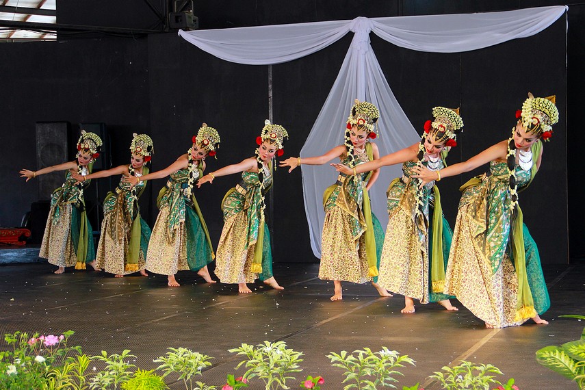 Tari iswara gandrung ditarikan oleh 7 penari dan salah satu penari berperan menjadi tokoh Nyi Roro Kidul