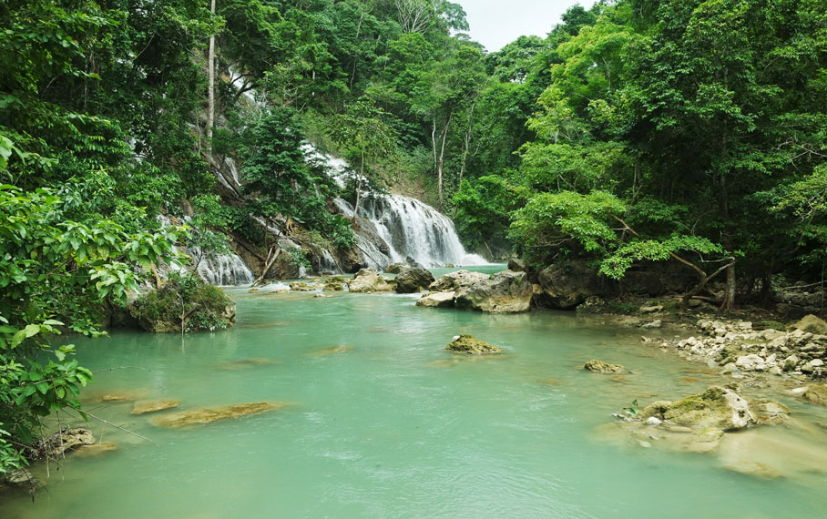 Air sungai Lapopu berwarna hijau kebiruan atau biru tosca