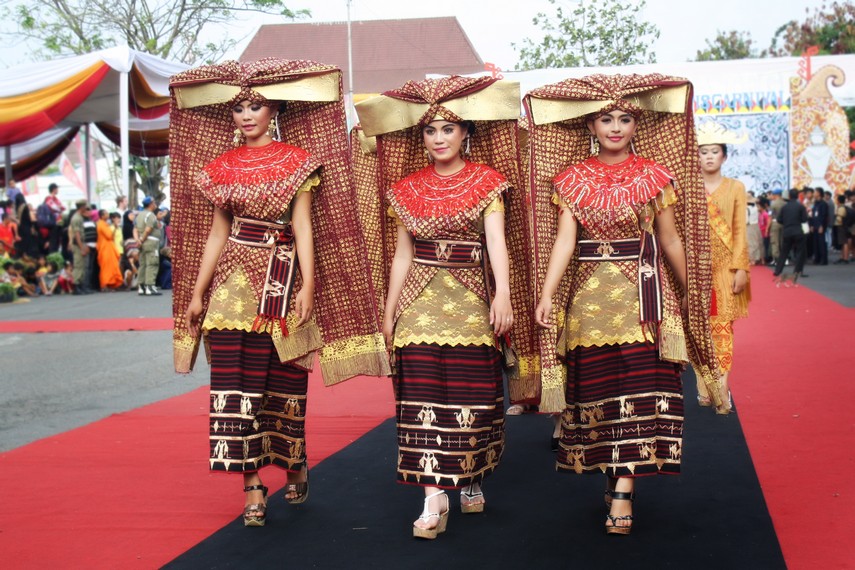 Aksesoris kepala yang dikenakan wanita Lampung menunjukkan status sosial dan kekerabatan etnik