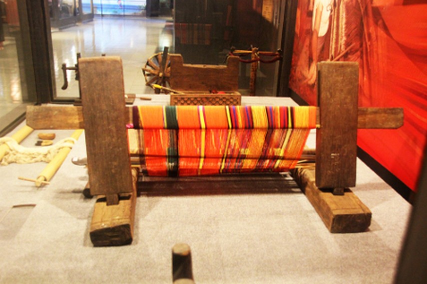 Alat untuk menenun kain tradisional pun hadir di museum untuk diperlihatkan kepada para pengunjung