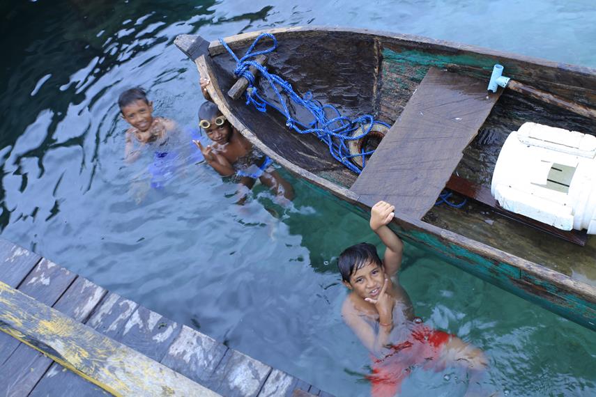Anak-anak Desa Sawai yang sangat atraktif berenang di pinggir dermaga Sawai