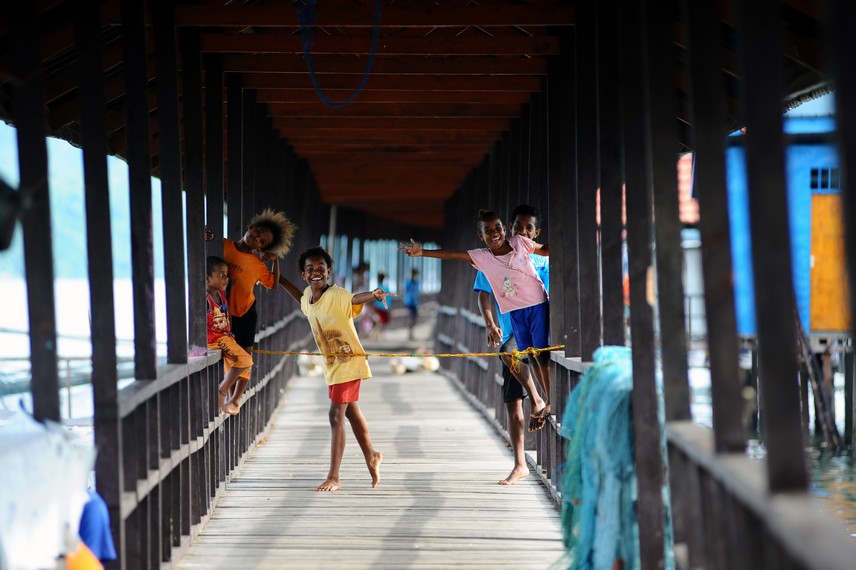 Anak-anak Enggros yang bermain riang di sepanjang selasar jalan desa