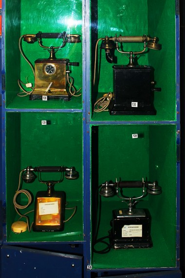 Aneka jenis pesawat telefon dari berbagai zaman yang terdapat di salah satu sudut ruang Museum Telekomunikasi