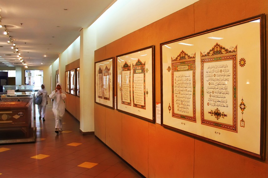 Aneka mushaf Al-Quran ditata rapi di halaman Museum Bayt Al-Quran
