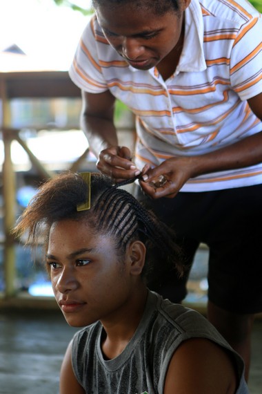 Anyaman rambut wanita Papua ini adalah sebuah simbol atas kecantikan yang dimiliki oleh wanita Papua