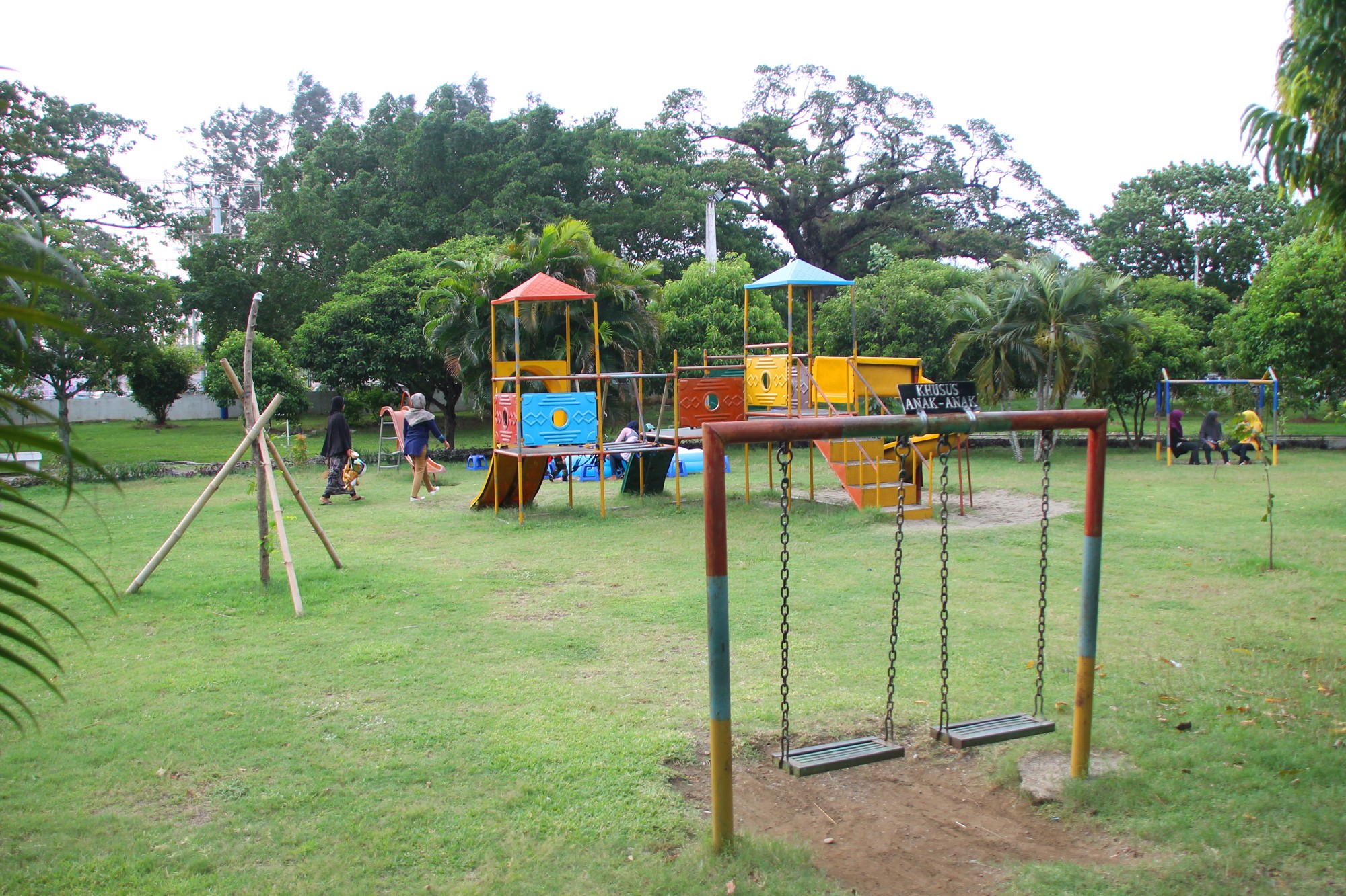 Arena bermain bagi anak-anak melengkapi Taman Putroe Phang sebagai wahana wisata taman kota