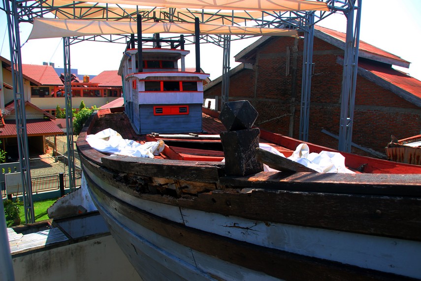 Awalnya kapal yang baru diperbaiki ini akan dibawa ke Lhoknga, tetapi Tsunami mengabadikannya di Lampulo