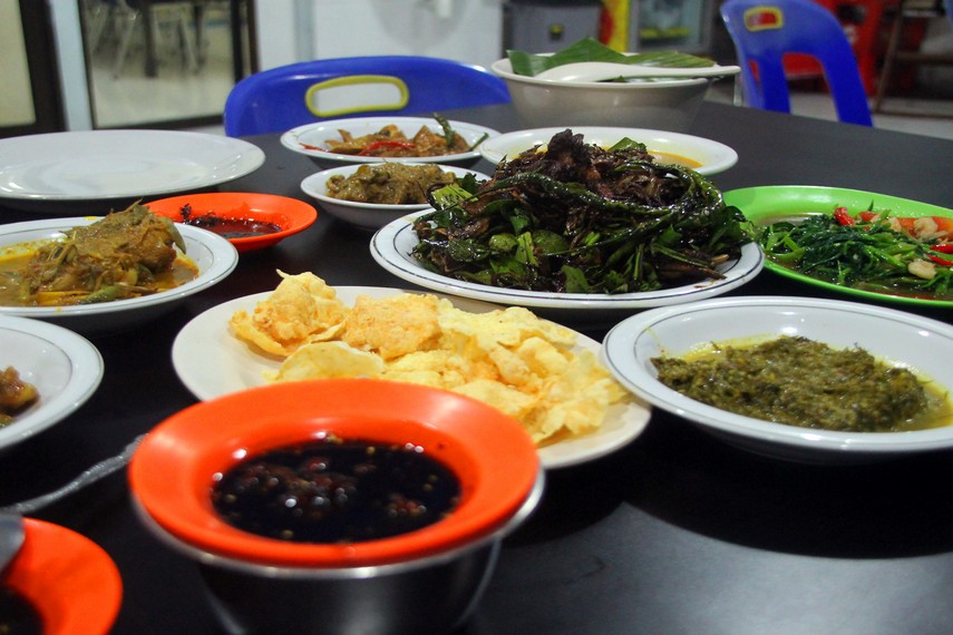 Ayam Tangkap diantara berbagai masakan khas Aceh Rayeuk lainnya