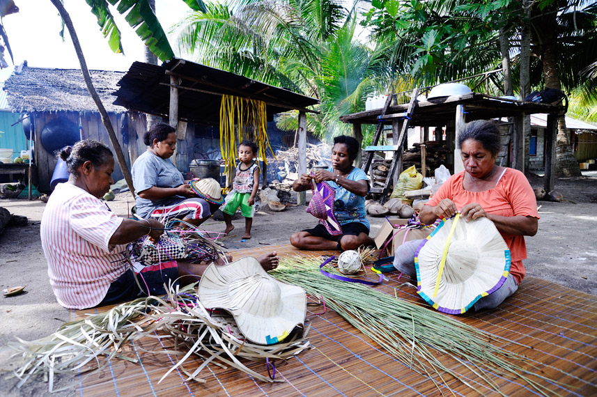 Anyaman tangan di Desa Arborek yang di lakukan oleh sebagian besar ibu-ibu sebagai salah satu hasil kerajinan dan sumber pendapatan