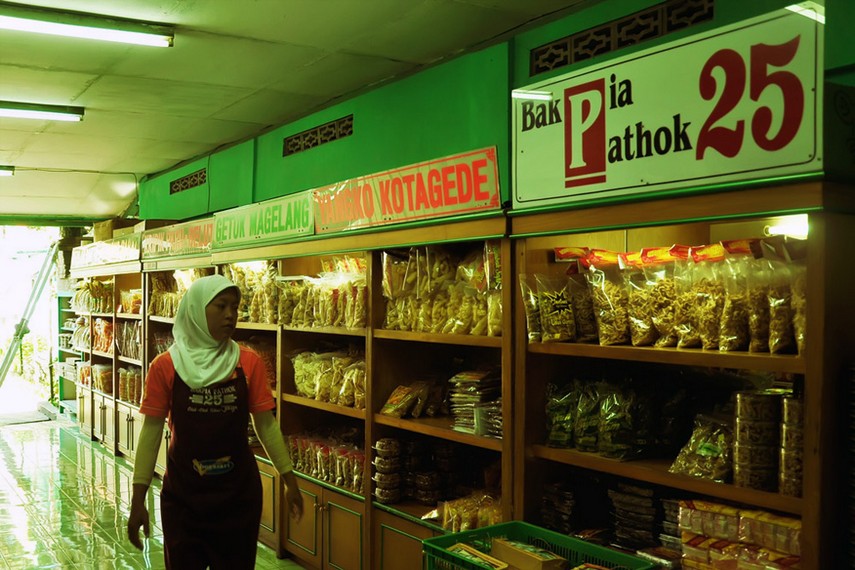 Bakpia 25 memiliki beberapa cabang pemasaran, salah satunya di Toko Kembang Jaya ini
