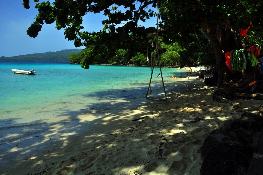 Banyak aktivitas dapat kita lakukan untuk mengisi waktu di Pantai Gapang mulai dari sekedar bersantai hingga snorkeling