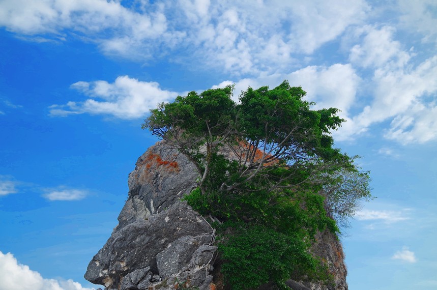 Batu Fatu Un, yang menjadi landmark Pantai Kolbano