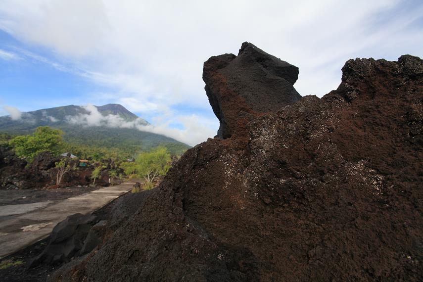 Batuan yang merupakan lahar dari letusan Gunung Gamalama yang telah membeku
