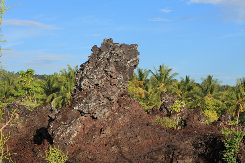 Batuan yang merupakan lahar dari letusan Gunung Gamalama yang telah membeku