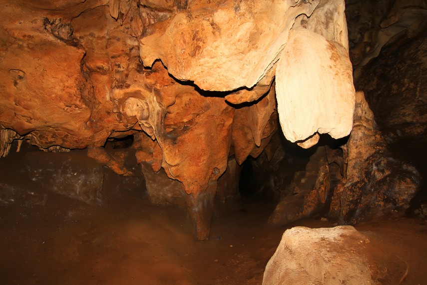 Bebatuan stalaktit menjadi pemandangan yang eksotis ketika mengunjungi Gua Liang Petang