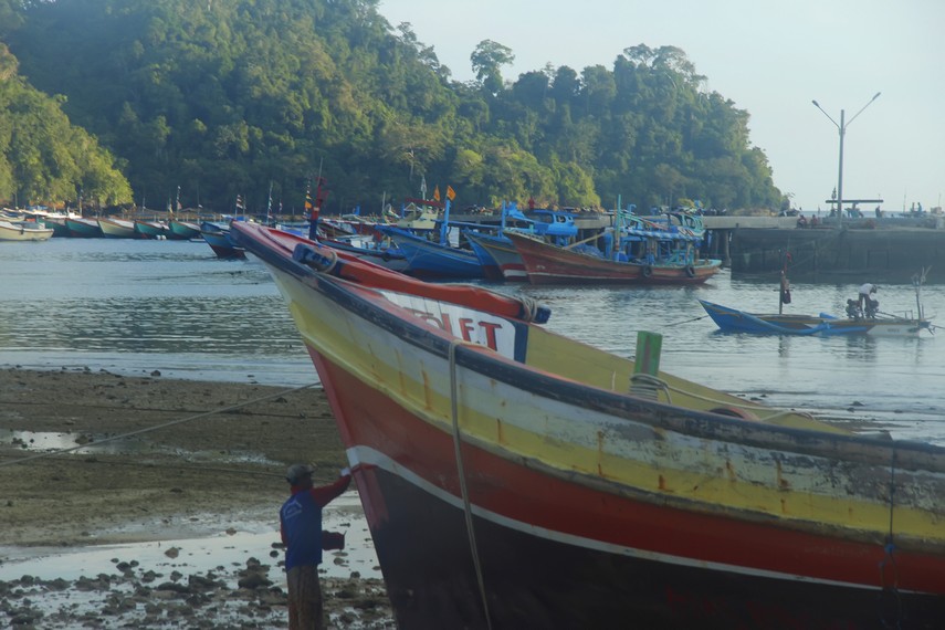 Beberapa perahu nelayan nampak bersandar di pinggir Pantai Sendang Biru