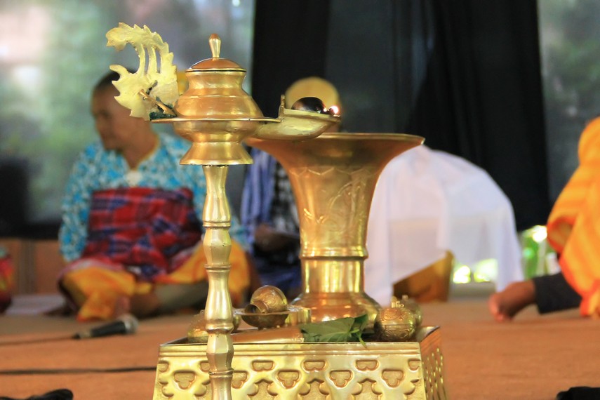 Beberapa perangkat ritual yang digunakan dalam perayaan ini menunjukkan adanya proses akulturasi antara unsur Islam dengan budaya asli Arab